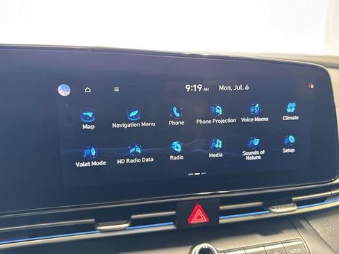 Used 2021 Hyundai Elantra Limited FWD image 17