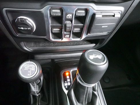 Used 2022 Jeep Wrangler Unlimited Sahara w/ Cold Weather Group AWD/4WD image 17