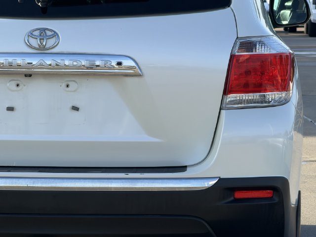 Used 2012 Toyota Highlander Limited w/ Tow Pkg FWD image 8