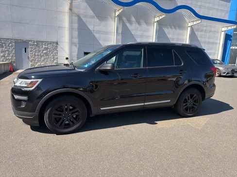 Used 2018 Ford Explorer XLT image 4