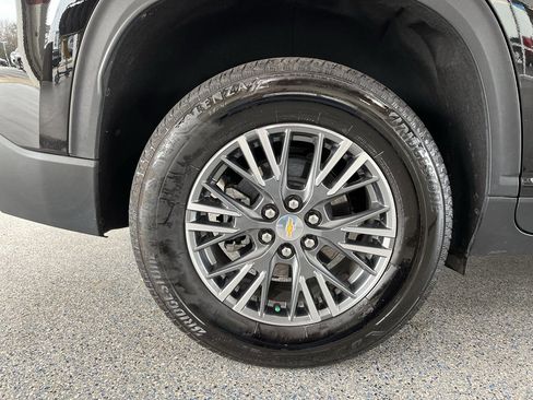 Used 2025 Chevrolet Traverse LT image 39