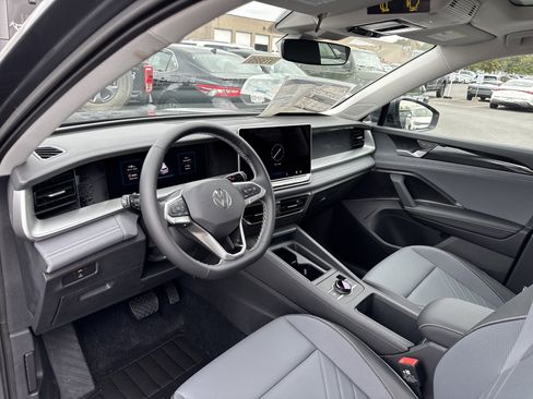 New 2025 Volkswagen Tiguan SE image 9