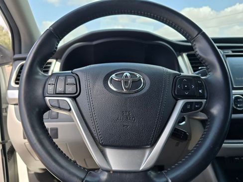Used 2019 Toyota Highlander XLE w/ Carpet Mat Package (TMS) FWD image 18
