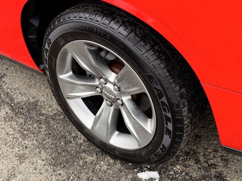 Used 2015 Dodge Challenger SXT RWD image 28