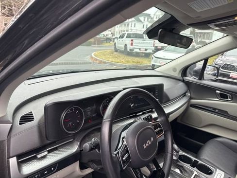 Used 2022 Kia Carnival LX image 8