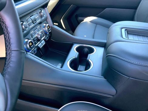 Used 2024 GMC Yukon XL SLT w/ SLT Luxury Package AWD/4WD image 16