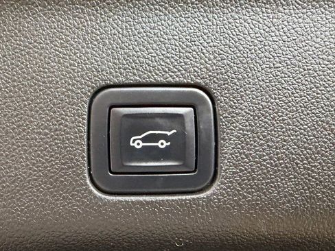 Used 2022 GMC Yukon XL AT4 AWD/4WD image 14