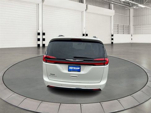 Used 2021 Chrysler Pacifica Touring-L image 3