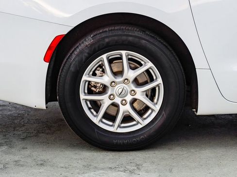 Used 2024 Chrysler Voyager LX image 11