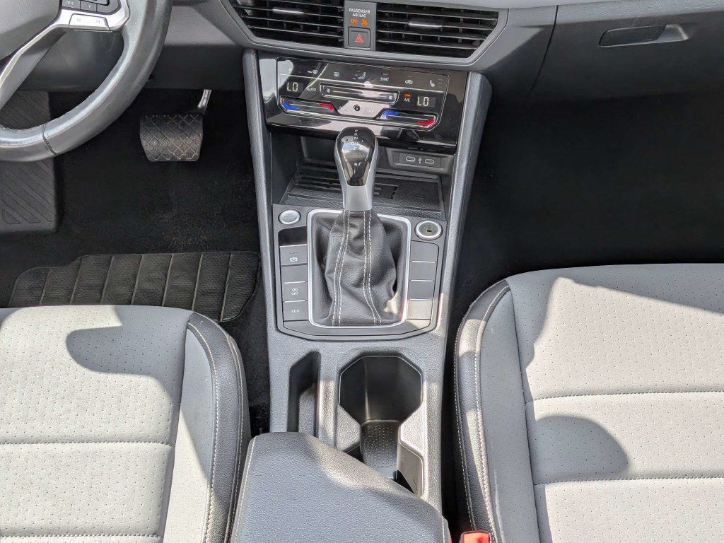Used 2025 Volkswagen Jetta SE FWD image 17