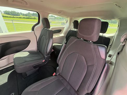 Used 2023 Chrysler Voyager LX FWD image 18