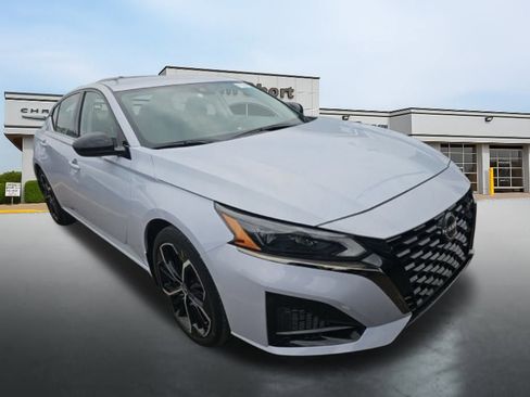 Used 2024 Nissan Altima 2.5 SR image 2