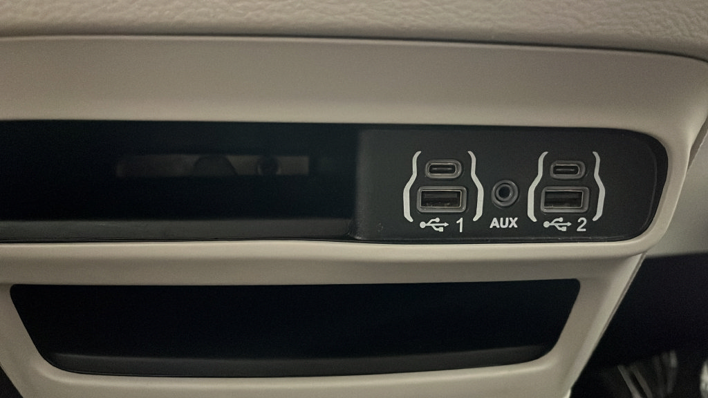 Used 2024 Chrysler Pacifica Touring-L FWD image 32