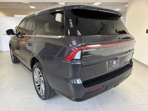 Used 2025 Lincoln Navigator Reserve AWD/4WD image 5