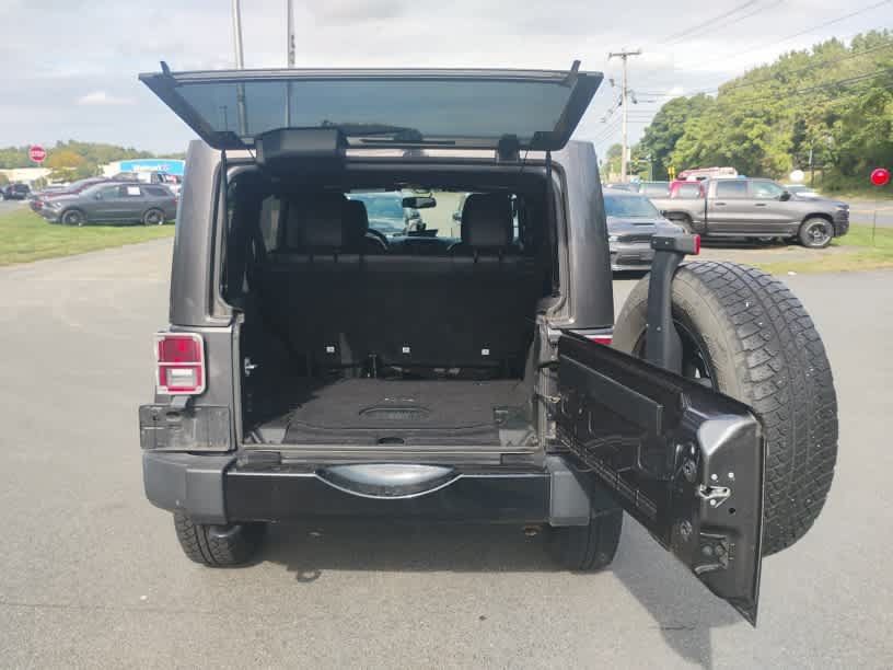 Used 2017 Jeep Wrangler Unlimited Sahara AWD/4WD image 8