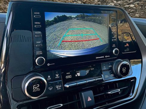 Used 2022 Toyota Highlander LE image 19