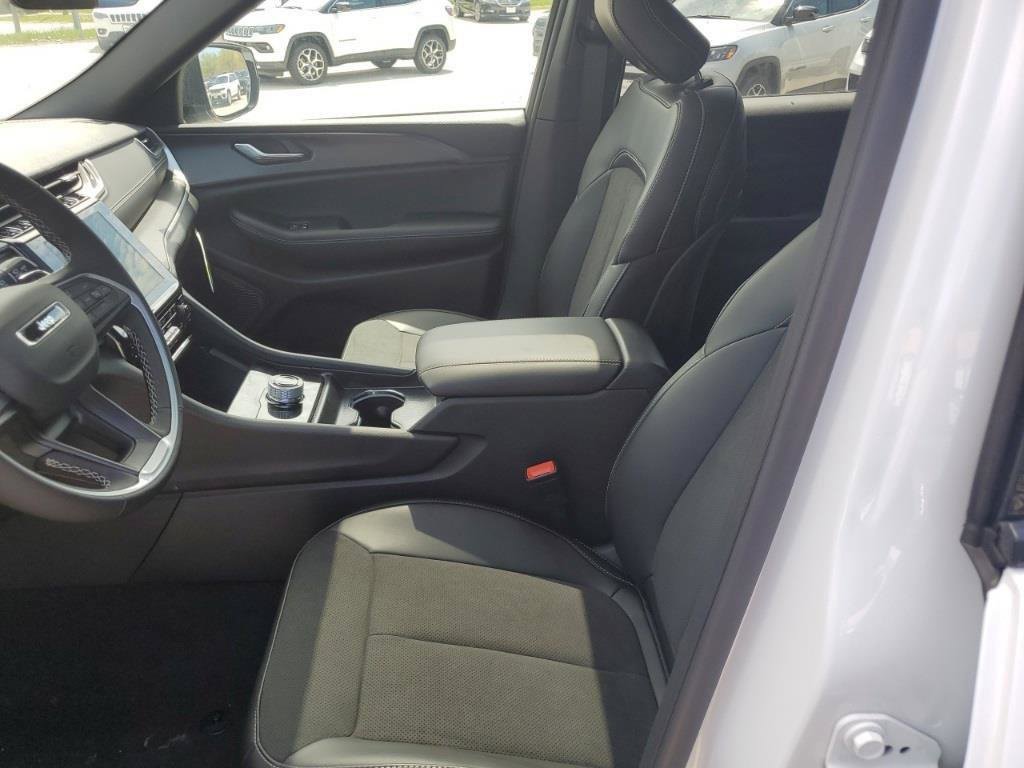 Used 2025 Jeep Grand Cherokee L Altitude AWD/4WD image 15