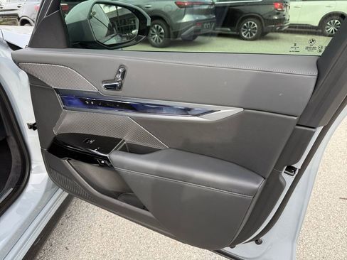 Used 2023 BMW 740i image 28