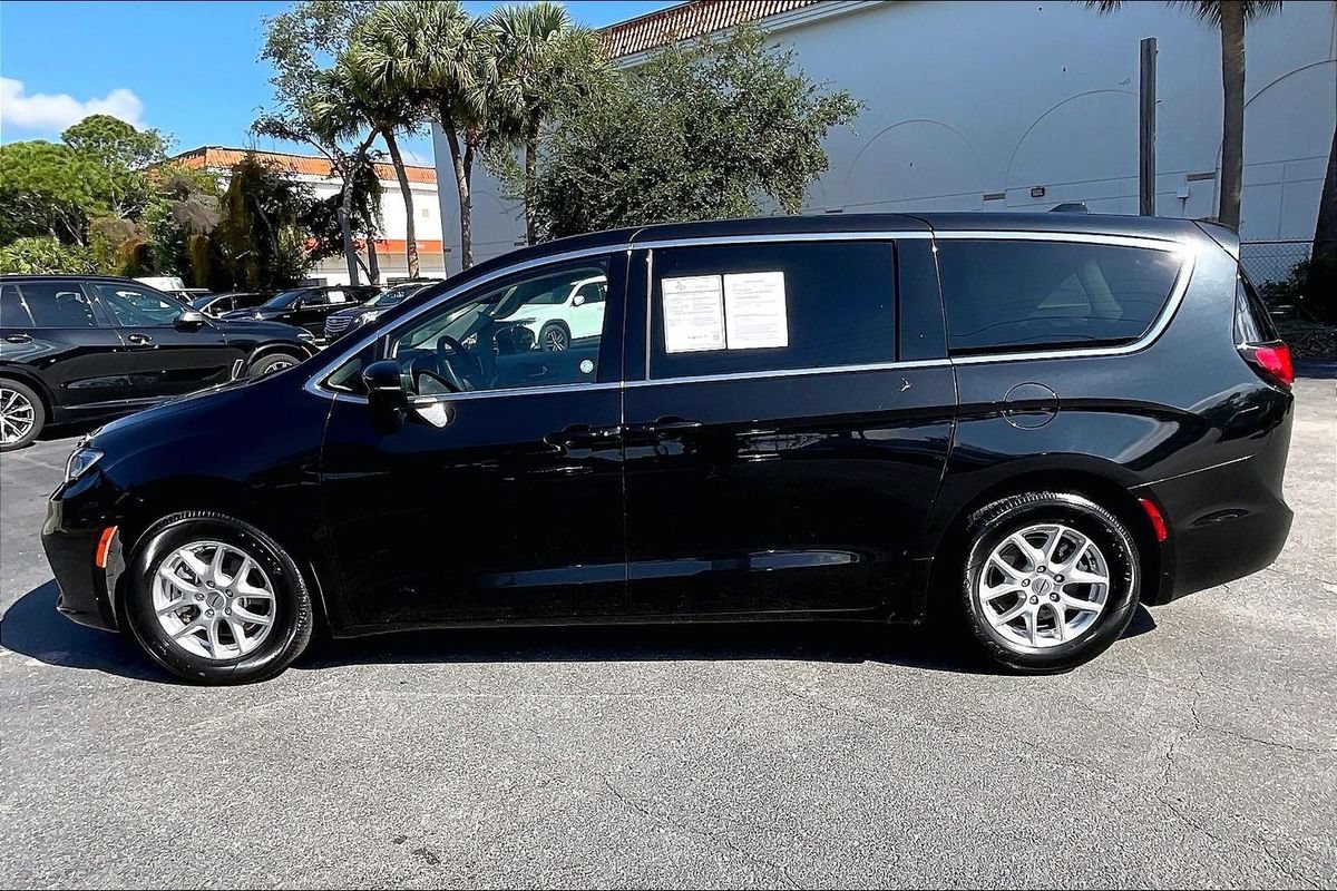 Used 2023 Chrysler Pacifica Touring-L FWD image 30