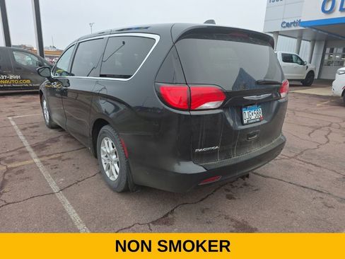 Used 2017 Chrysler Pacifica LX image 5