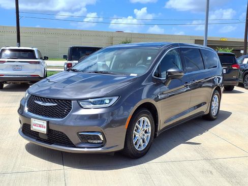 Used 2023 Chrysler Pacifica Touring-L FWD image 4