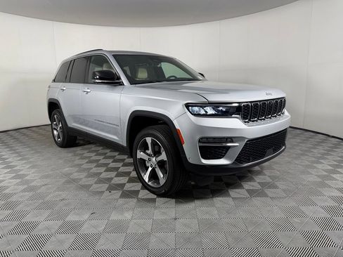 Certified 2025 Jeep Grand Cherokee Limited w/ Luxury Tech Group II RWD image 4