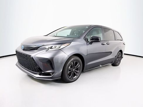 Used 2025 Toyota Sienna XSE AWD/4WD image 3