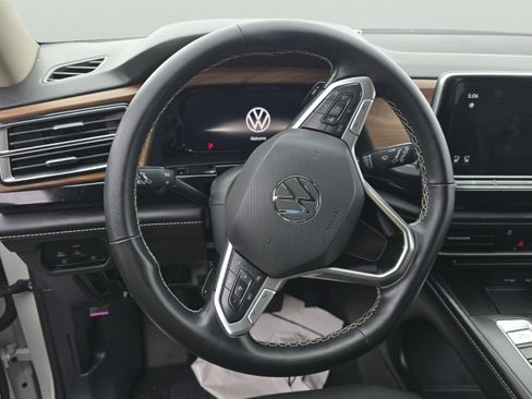 Used 2024 Volkswagen Atlas SE image 14