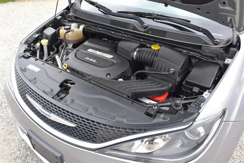 Used 2018 Chrysler Pacifica Touring-L FWD image 32