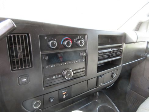 Used 2017 GMC Savana 3500 image 33