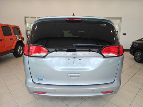 Used 2020 Chrysler Voyager L FWD image 3