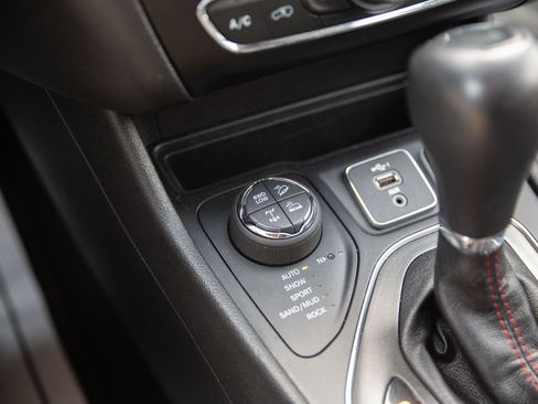 Used 2019 Jeep Cherokee Trailhawk image 16