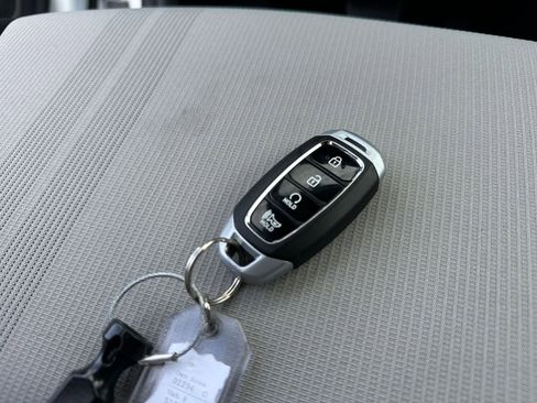 Used 2025 Hyundai Venue SEL image 21