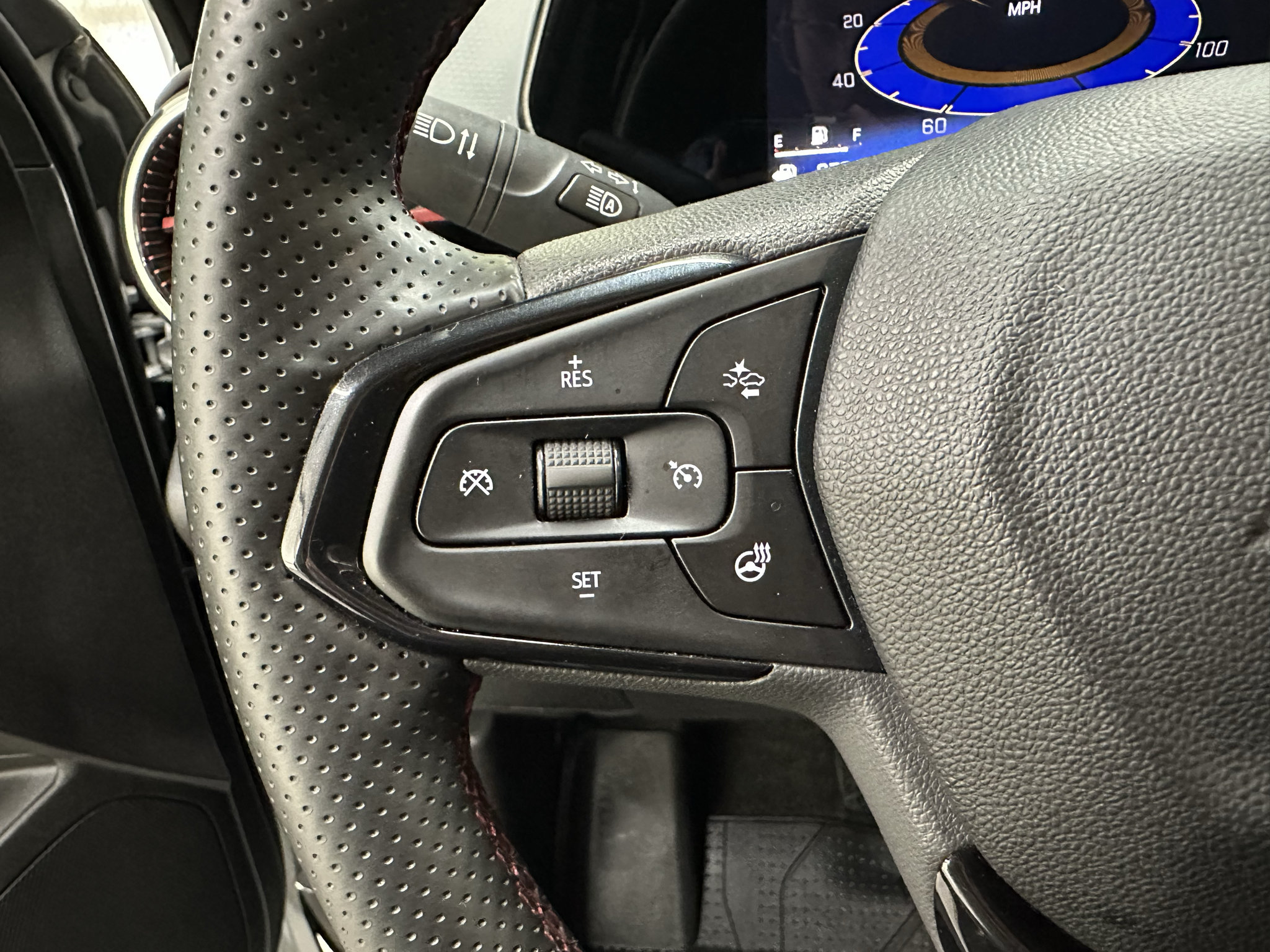Used 2025 Chevrolet Trax RS w/ Sunroof Package FWD image 33