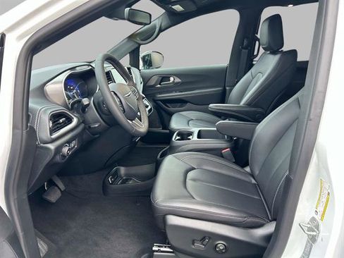 Used 2026 Chrysler Pacifica Select image 11