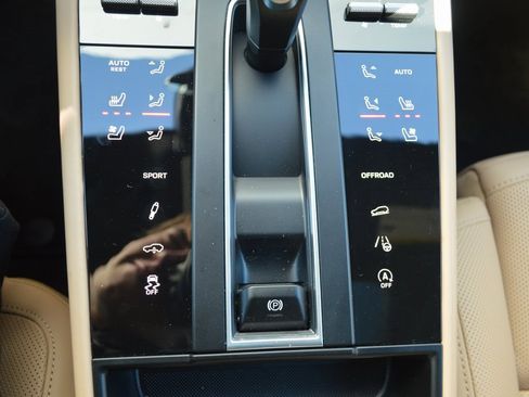 Used 2025 Porsche Macan image 30