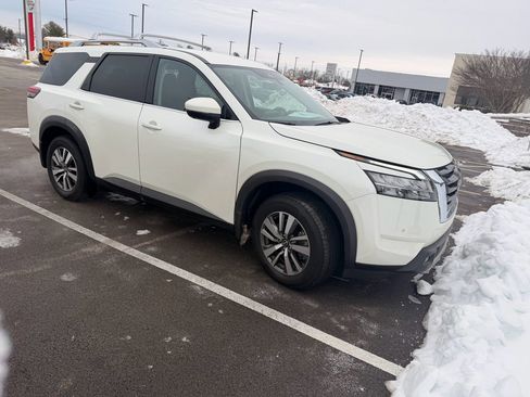 Certified 2024 Nissan Pathfinder SL image 3