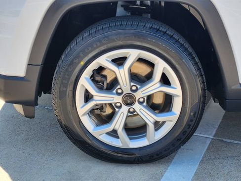 Used 2025 Jeep Compass Latitude AWD/4WD image 16