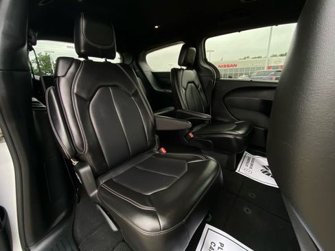 Used 2025 Chrysler Pacifica Select FWD image 15