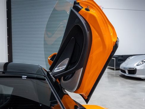 Used 2023 McLaren GT RWD image 31