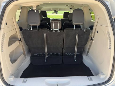 Used 2024 Chrysler Pacifica Touring-L FWD image 7