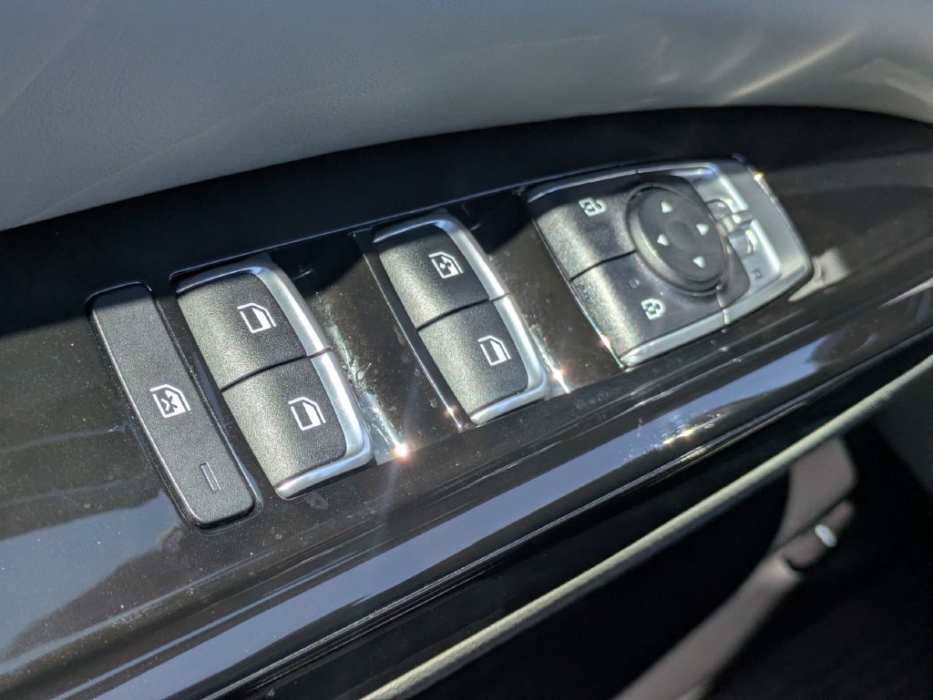 Used 2024 Kia Carnival EX FWD image 27