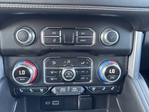 Used 2023 GMC Yukon XL SLT w/ SLT Premium Package AWD/4WD image 32