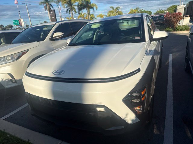 Used 2025 Hyundai Kona SE FWD image 2