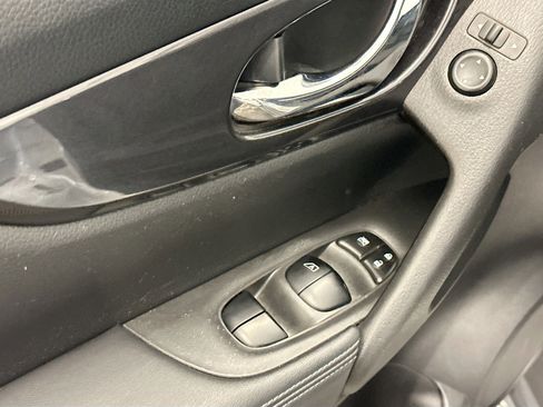 Used 2018 Nissan Rogue SV w/ Premium Package AWD/4WD image 15