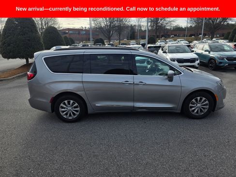 Used 2017 Chrysler Pacifica Touring-L image 6