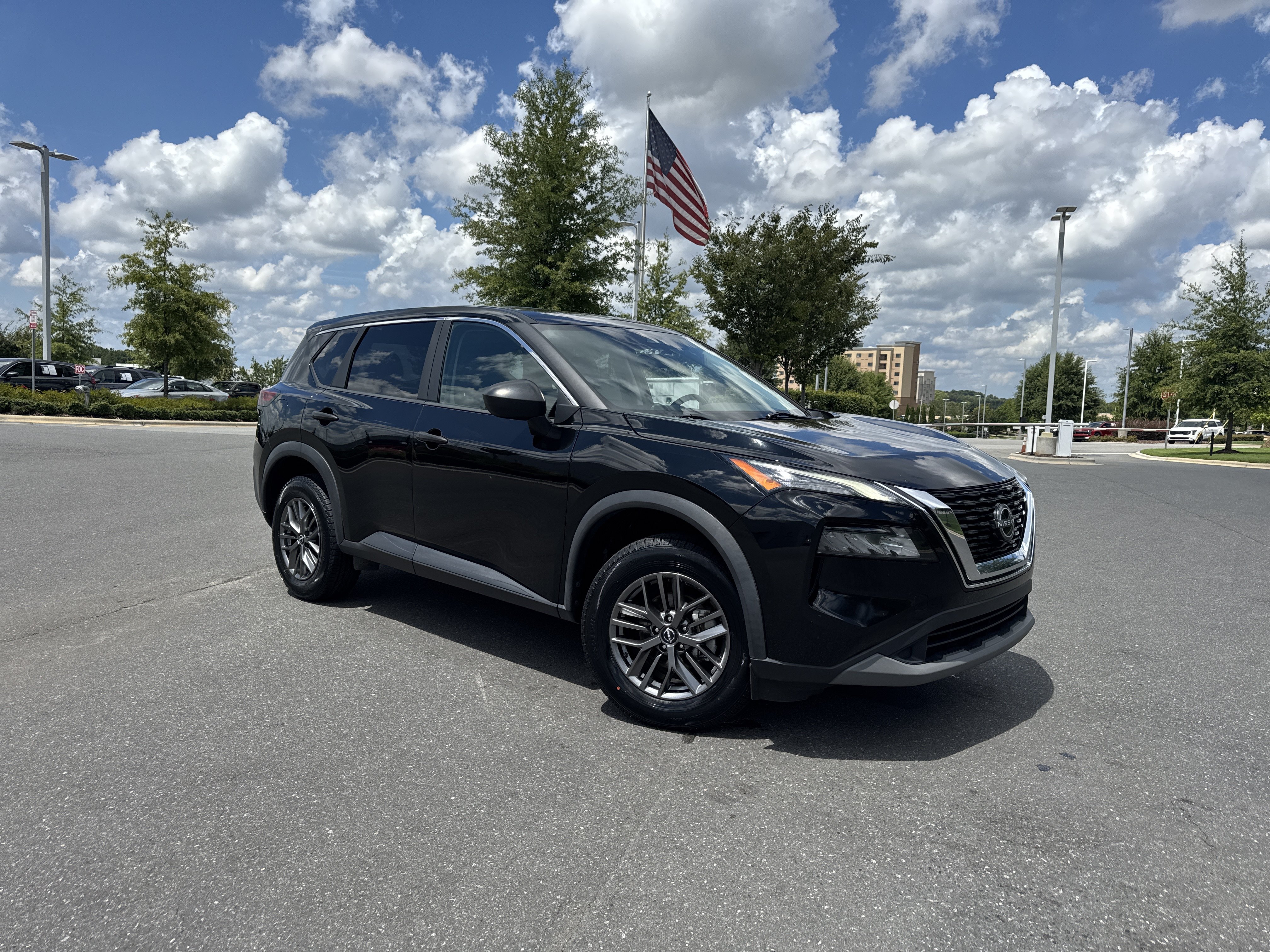 Used 2023 Nissan Rogue S AWD/4WD image 2