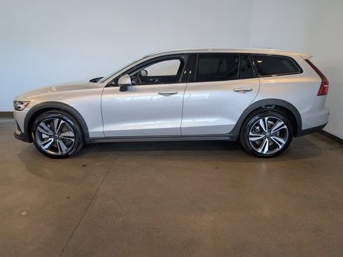 Used 2025 Volvo V60 B5 Cross Country Plus image 3