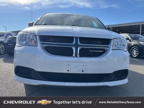 Used 2018 Dodge Grand Caravan SE w/ UConnect Hands-Free Group image 2