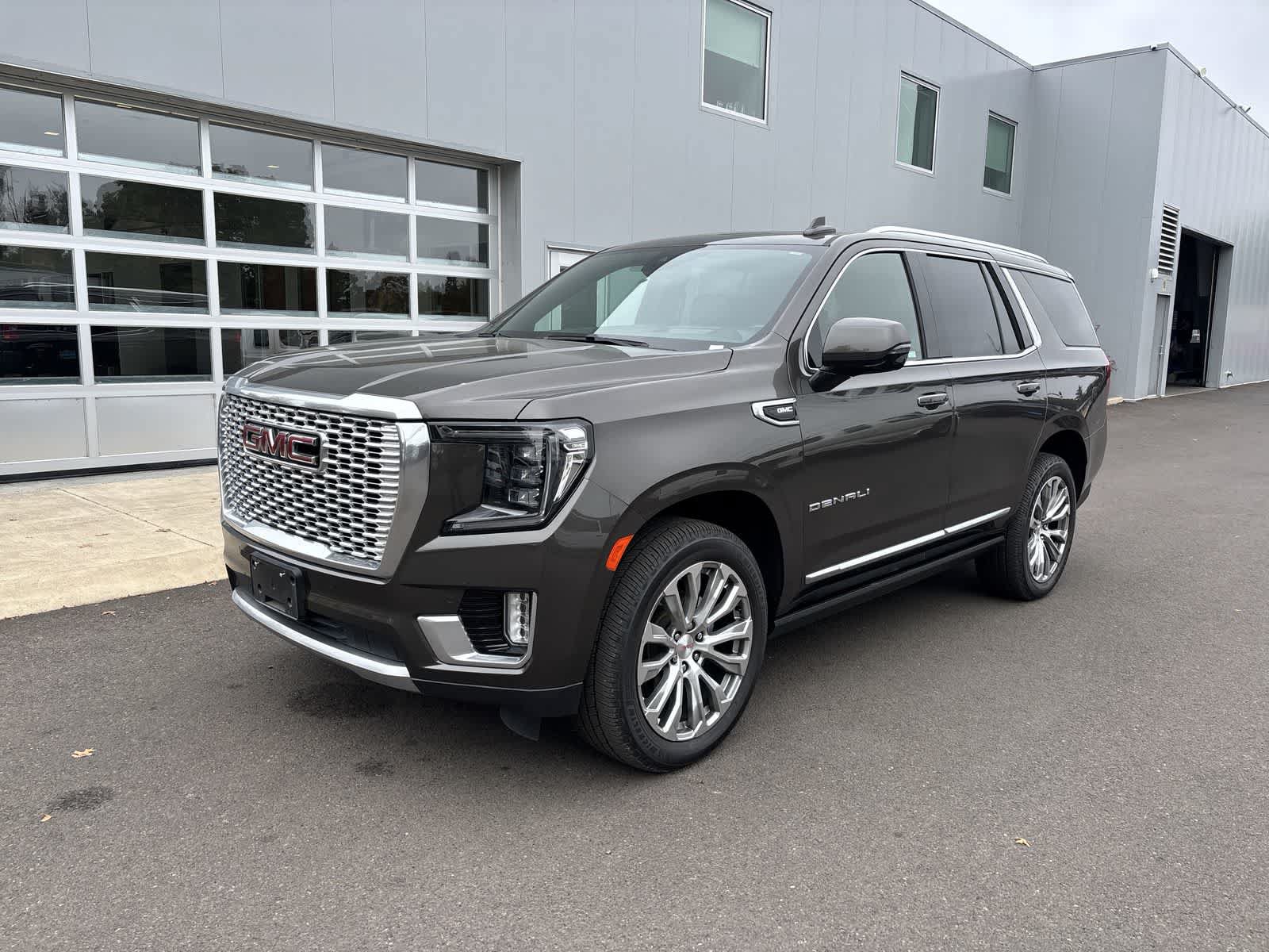 Used 2021 GMC Yukon Denali w/ Denali Premium Package AWD/4WD image 1